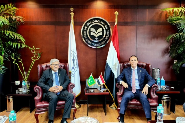 السفير الباكستاني يبحث مع 