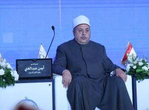 شيخ الأزهر يطمئن هاتفيًّا على صحة الشيخ أيمن عبد الغني ومرافقيه إثر تعرضهم لانقلاب سيارتهم

