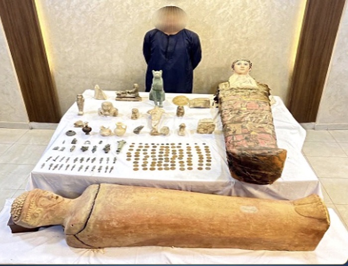 بينها توابيت وتماثيل.. العثور على 151 قطعة أثار بحوزة شخص بالمنيا