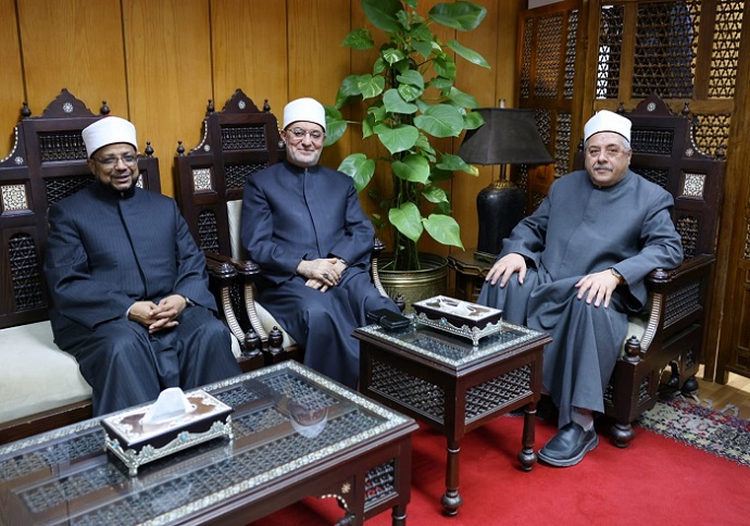 الشيخ أيمن عبد الغني يعود لمكتبه بعد الحادث الذي تعرض له.. ويستقبل المفتي وأمين مجمع البحوث
