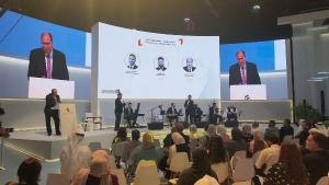عادل السنهوري يوقع كتابه 