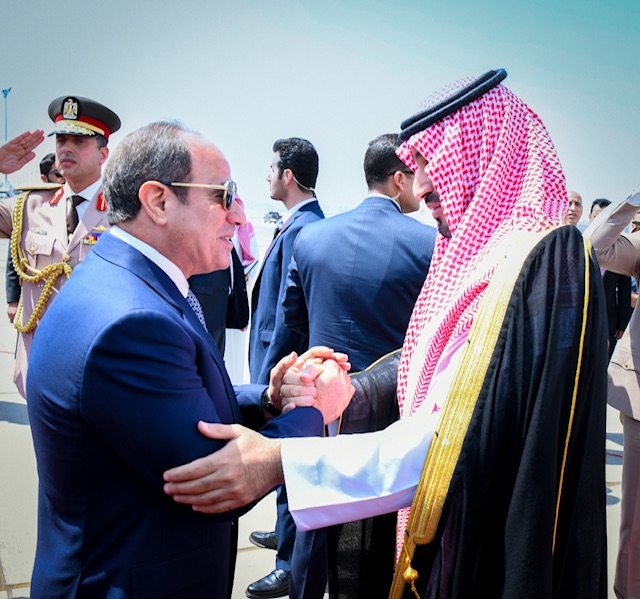 الرئيس السيسي يودّع ولي العهد السعودي بمطار القاهرة عقب زيارة عمل إلى مصر