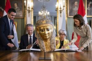 مصر تنجح  في استرداد قناع  ذهبي أثري من سويسرا