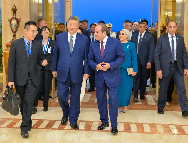 الرئيس السيسي وقرينته يستقبلان نظيره الصيني شي جينبينج وقرينته وسط حفاوة بالغة