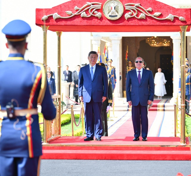 الرئيس السيسي وقرينته يصطحبان الرئيس شي جينبينج وقرينته في جولة بالمتحف المصري الكبير
