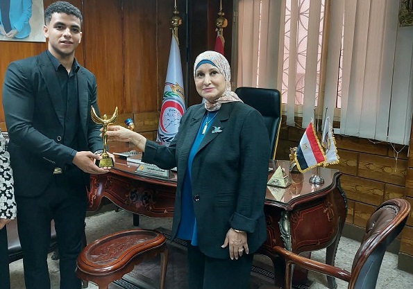 نقيب التمريض تكرم الممرض علي محمد.. مكافأة مالية ودرع «أوسكار النقابة» ومنحة دراسية بجامعة بدر
