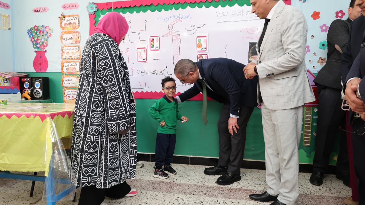 محافظ الجيزة يتفقد انتظام العملية التعليمية بمجمع مدارس حي بولاق الدكرور