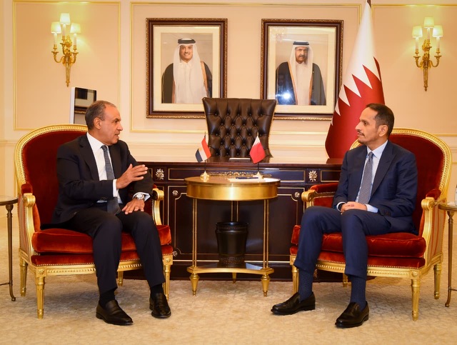 وزير الخارجية يبحث مع رئيس الوزراء وزير خارجية قطر العلاقات الثنائية والأوضاع الإقليمية.
