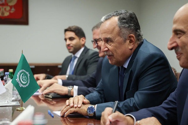 نبيل فهمي يبحث مع وزير الخارجية الروسي تطورات الأوضاع الإقليمية والدولية