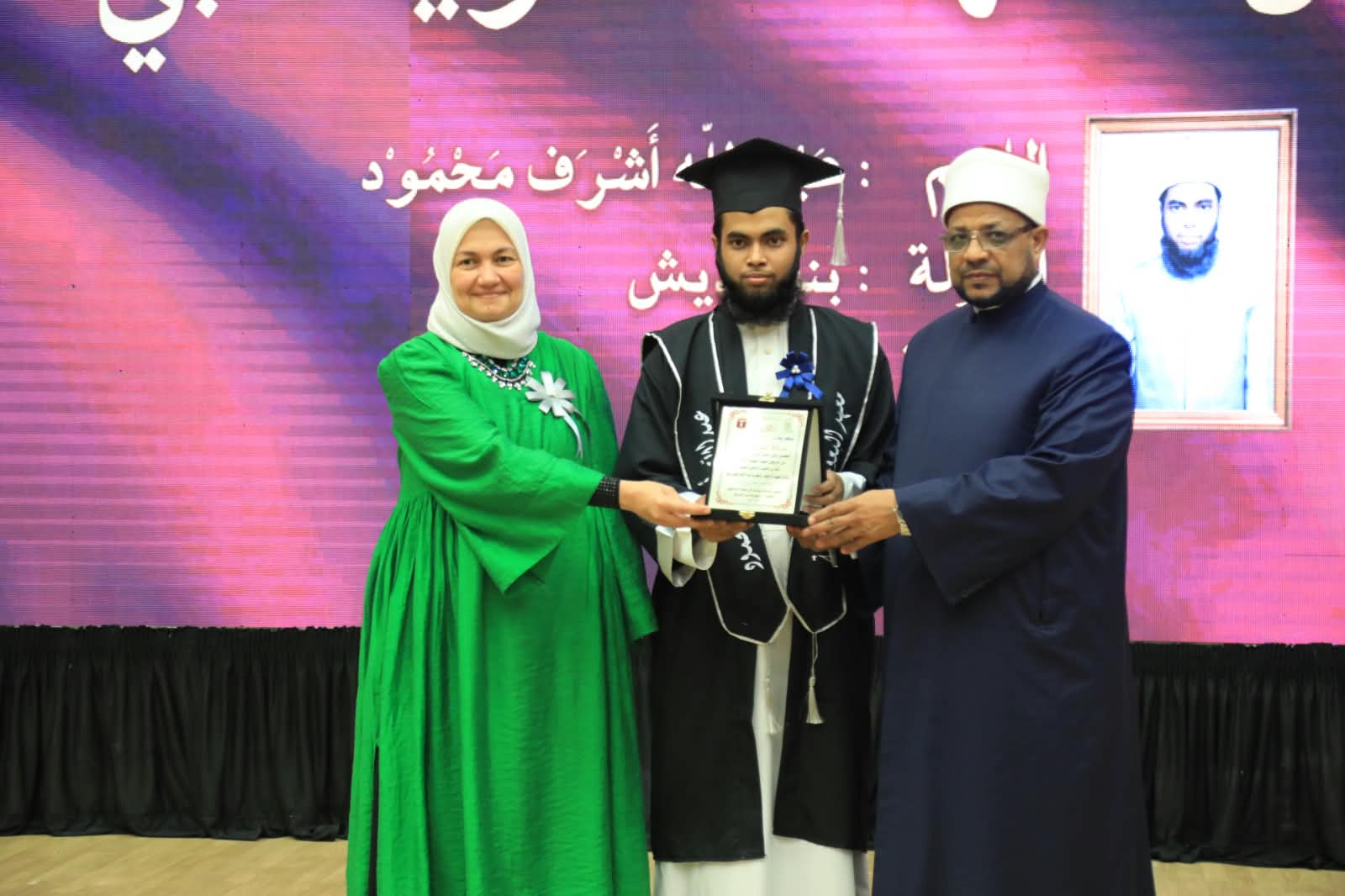الأزهر يحتفي بتفوق طلاب معاهد البعوث الإسلامية ويكرّم أوائل الشهادات  للطلاب الوافدين