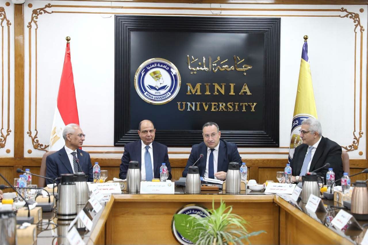 وزير التعليم العالي والقائم بعمل وزير الثقافة يترأس اجتماع المجلس الأعلى للجامعات بجامعة المنيا