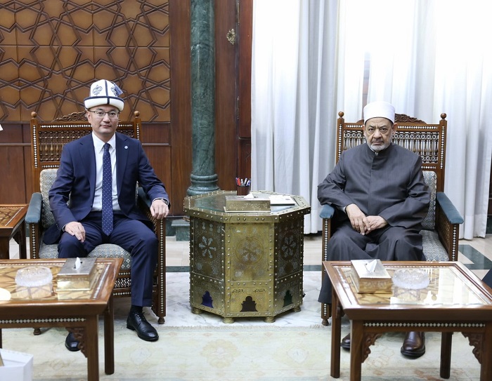 سفير قيرغيزستان يطلب من شيخ الأزهر زيادة أعداد المبتعثين الأزهريين والمنح الدراسية لبلاده