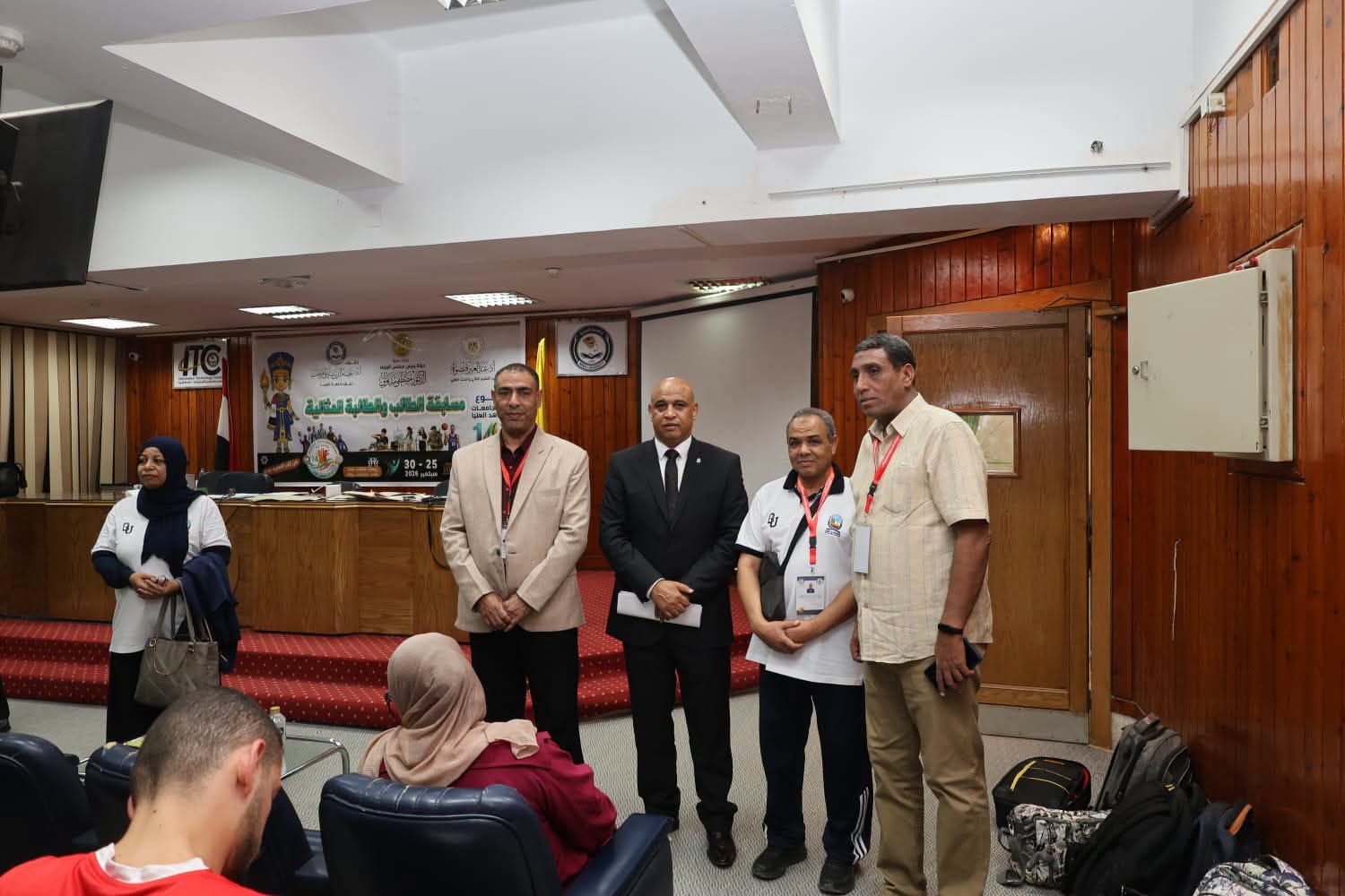 نائب رئيس جامعة قنا يتابع فعاليات اليوم الأول لأسبوع شباب الجامعات بالمنيا


