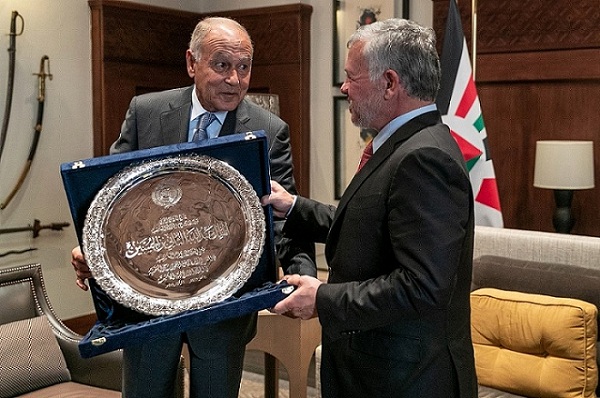 أبو الغيط يسلم الملك عبد الله درع العمل التنموي تقديراً لجهوده في مجال التنمية الاقتصادية والاجتماعية