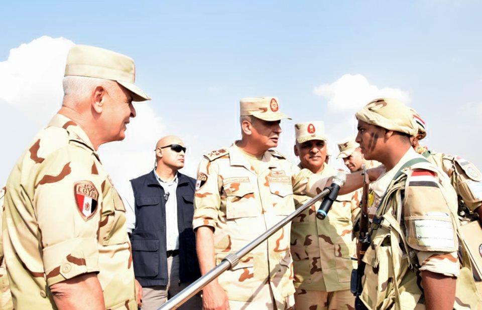 فيديو .. وزير الدفاع يشهد اجراءات التفتيش القتالي لاحد تشكيلات المشاة بالمنطقه المركزية