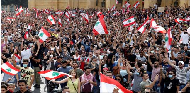 متظاهرو لبنان يحتفلون باستقالة الحريري