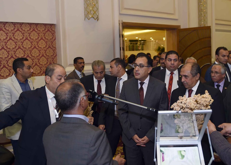 رئيس الوزراء يتفقد معرضاً للمنتجات الزراعية على هامش الاحتفال باليوم الأفريقي العاشر للأمن الغذائي والتغذوي