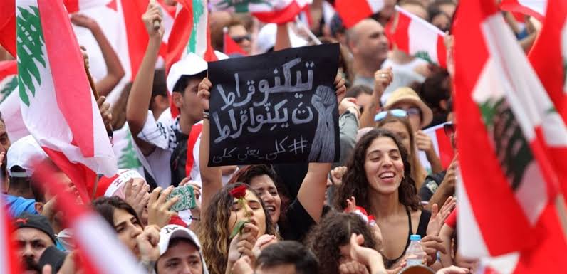مطلب اسقاط النظام ومحاكمة رموز الفساد لايزال قائما.. لبنان إلى أين بعد سقوط حكومة الحريري؟