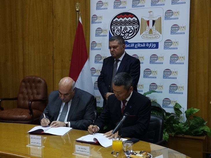 توقيع عقد إيجار طويل الأجل بين القابضة للقطن و