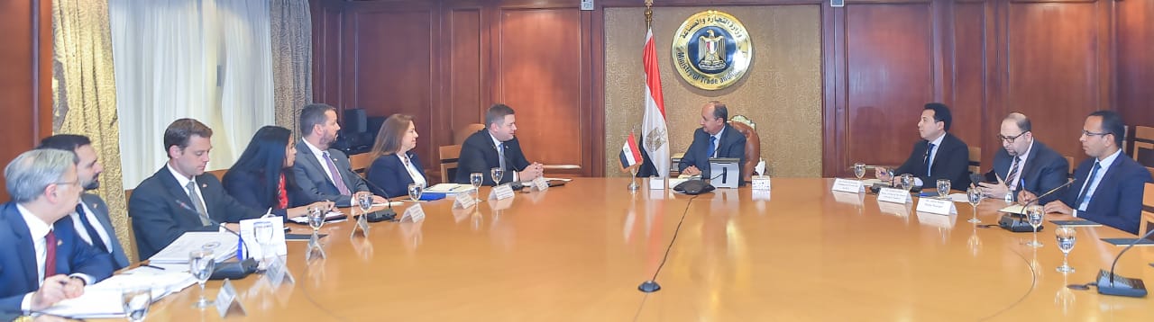 وزير التجارة: السيارات الكهربائية ووسائل النقل الذكية على رأس أولويات الحكومة