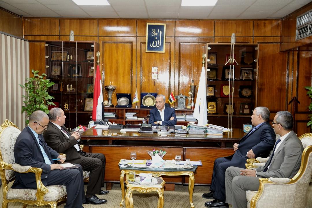 محافظ قنا يستقبل وفد الهيئة العامة لمشروعات التعمير والتنمية الزراعية