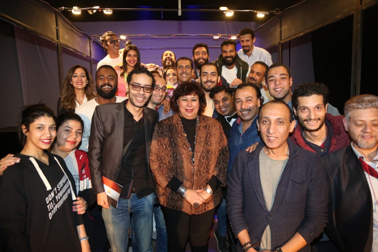 وزير الثقافة تشهد عرض رحلة سعيدة بالإسكندرية وتلتقى أصغر روائي شاب 