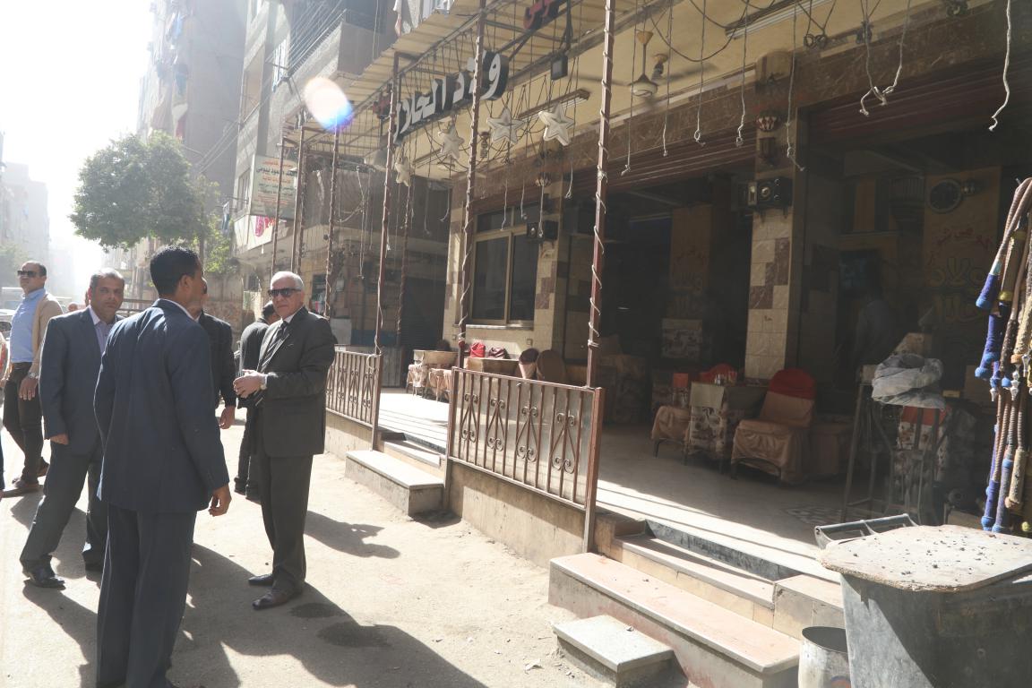 بالصور.. محافظ الجيزة يقود حملة اشغالات علي المقاهي والمحلات المخالفة بالوراق