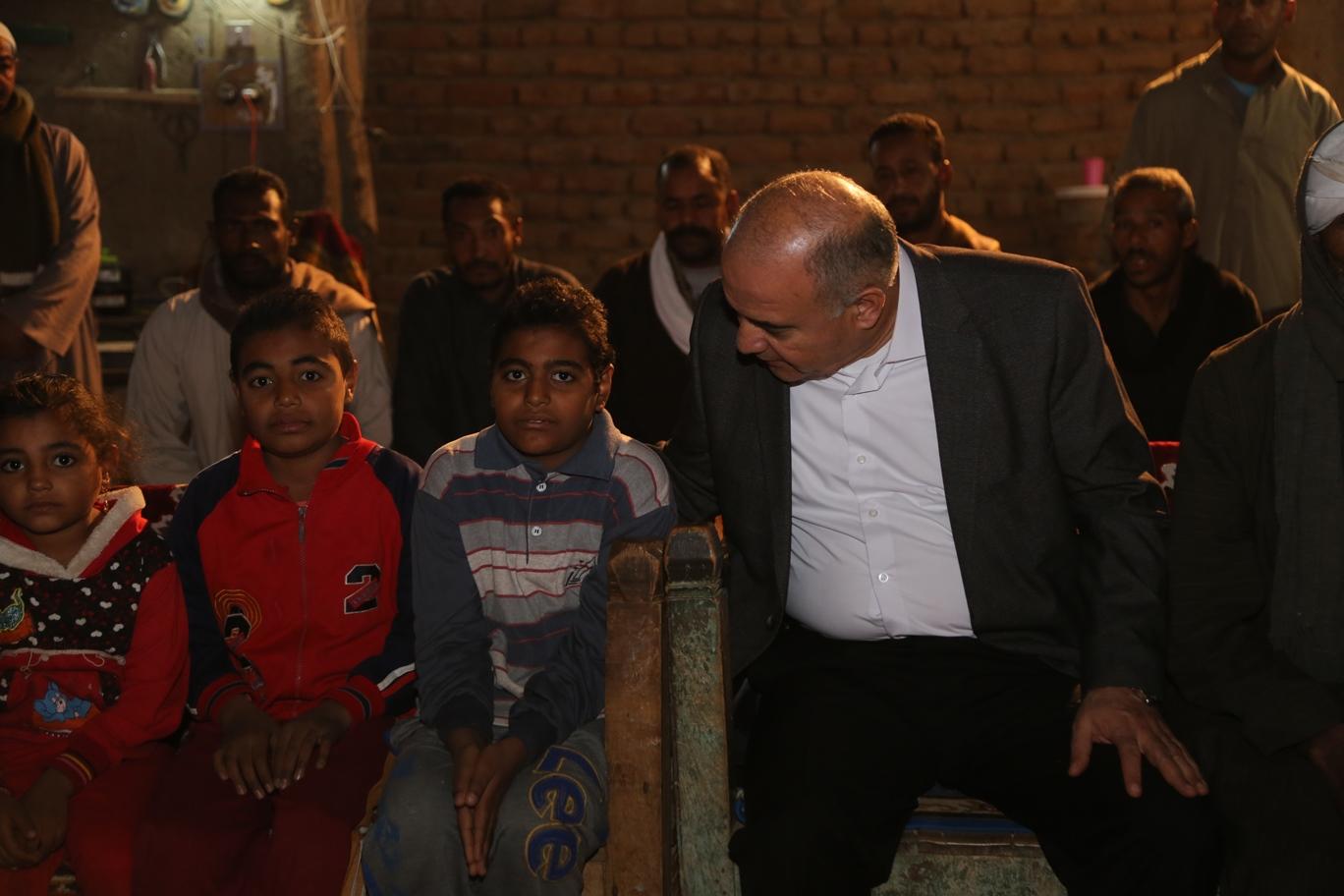 محافظ قنا يقدم واجب العزاء لأسرة عامل النظافة