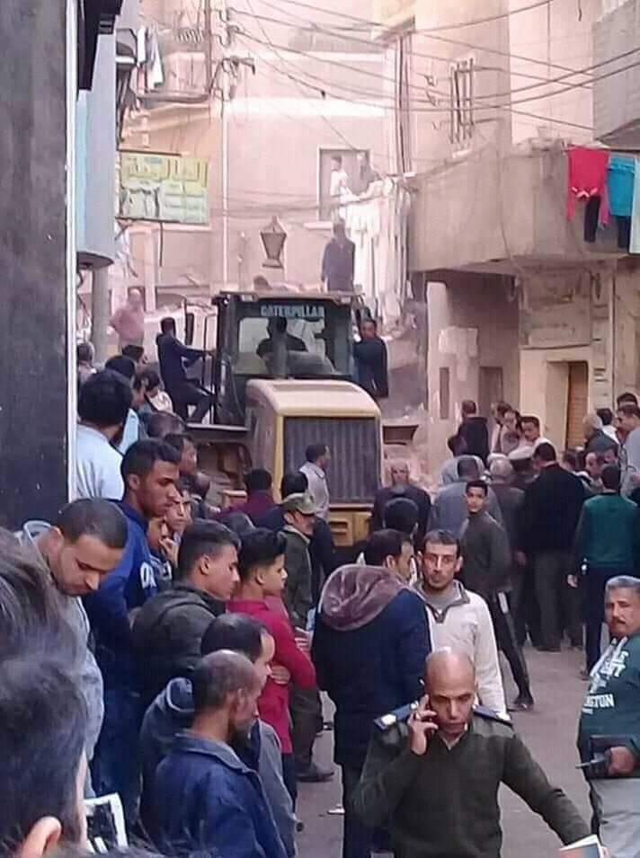 بالصور.. انهيار منزل بالشرقية واستخراج جثة لسيدة أسفل الانقاض والبحث مستمر عن باقي الضحايا