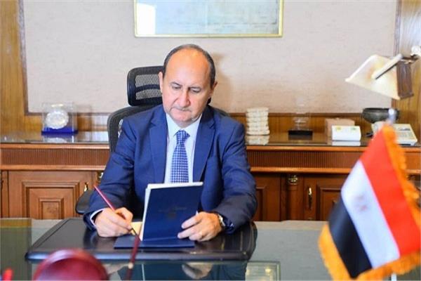 وزير التجارة يصدر قرارا باستمرار رسم الصادر المفروض على مكونات الأعلاف