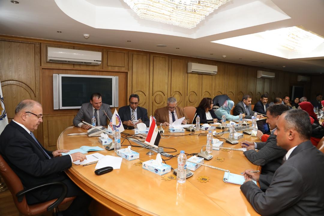 محافظ قنا يستعرض الموقف التنفيذي لمشروعات برنامج التنمية المحلية لصعيد مصر