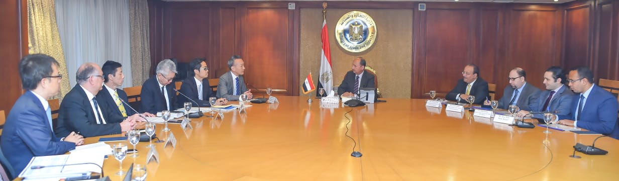 وزير التجارة والصناعة يلتقي وفد شركة تويوتا لبحث سبل التعاون