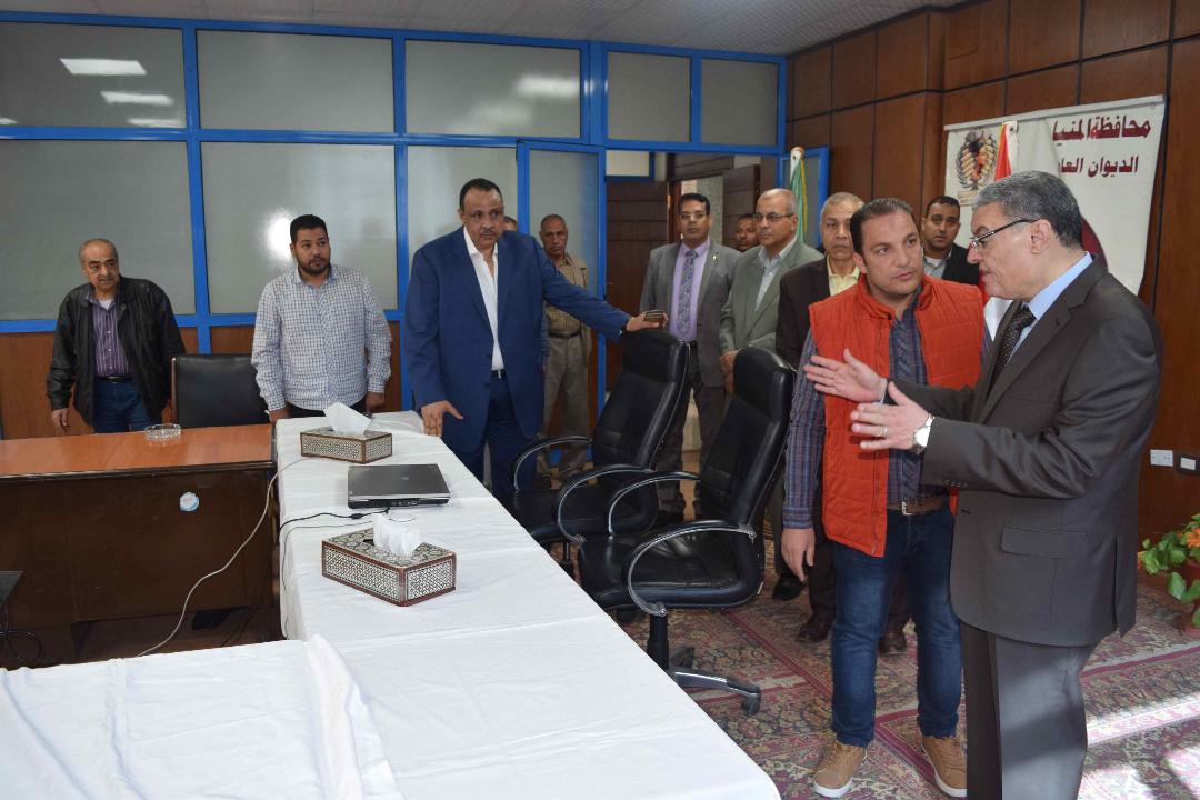محافظ المنيا يتفقد إدارات ومكاتب الديوان العام ويستمع لطلبات المواطنين