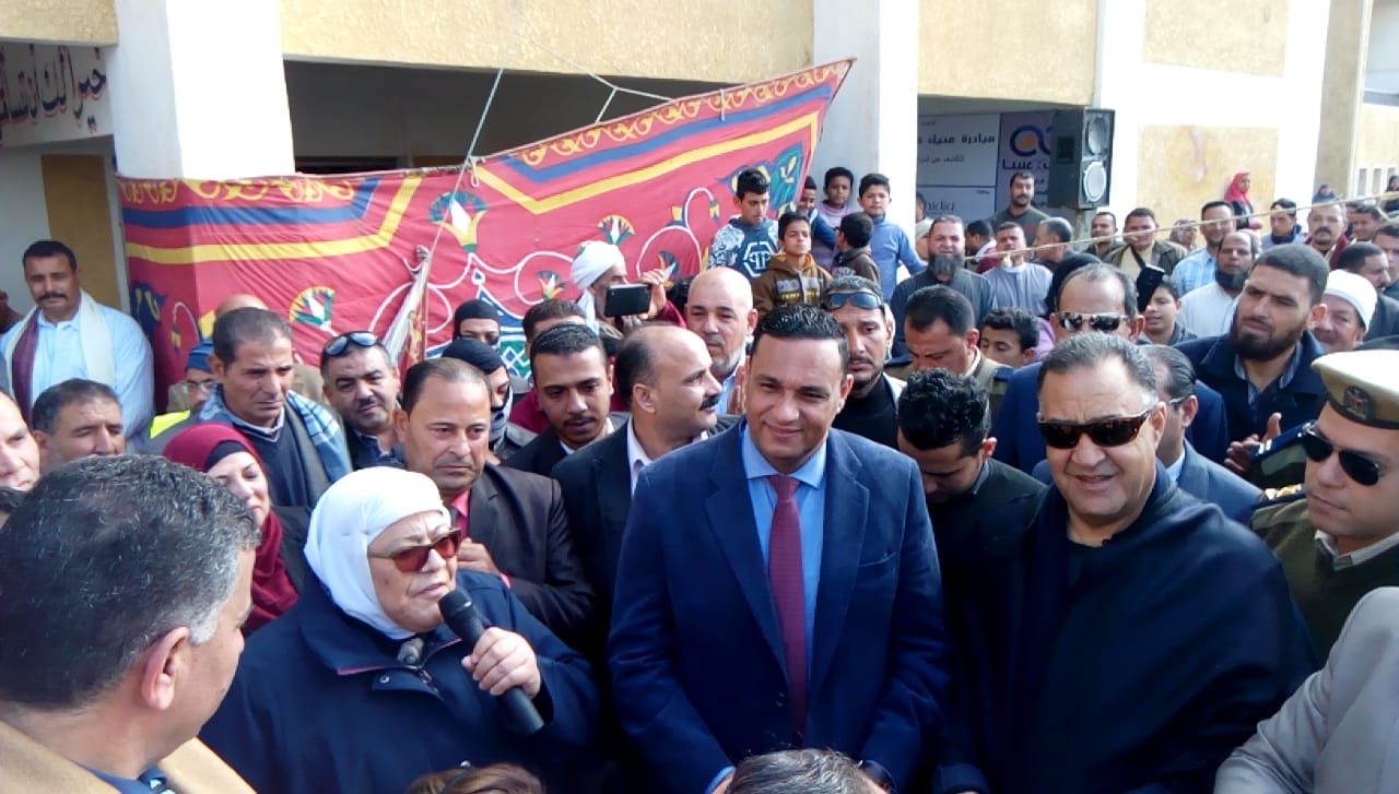 محافظ الدقهلية يتفقد قافلة فحص أمراض العيون ببلقاس