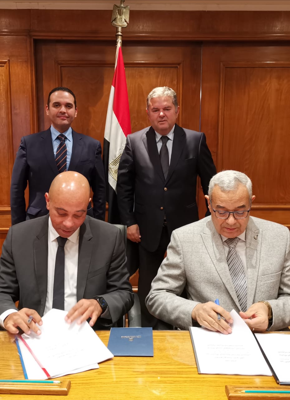 توقيع عقد تجميع 105 أتوبيسات بالشركة الهندسية للسيارات