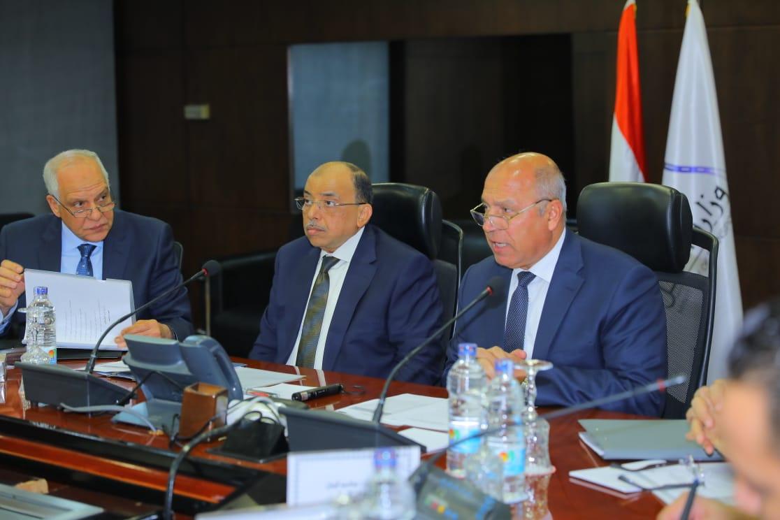 كامل الوزير: تنظيم ووضع آلية لإدارة مواقف السيارات أسفل الطريق الدائري