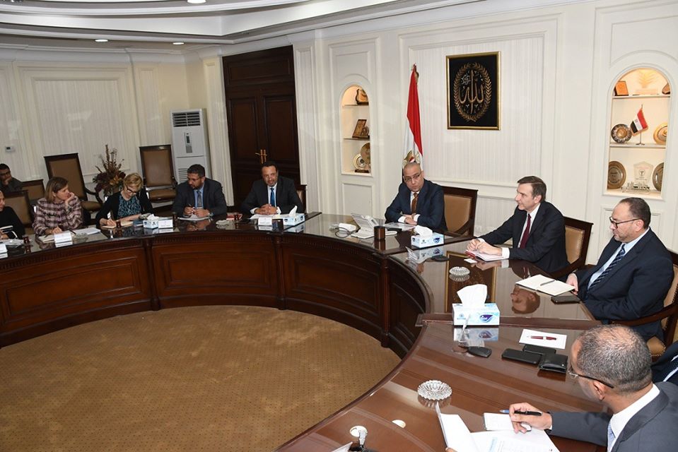 وزير الإسكان يناقش شركاء التنمية الأوروبيين استراتيجية قطاع مرافق مياه الشرب والصرف الصحى 