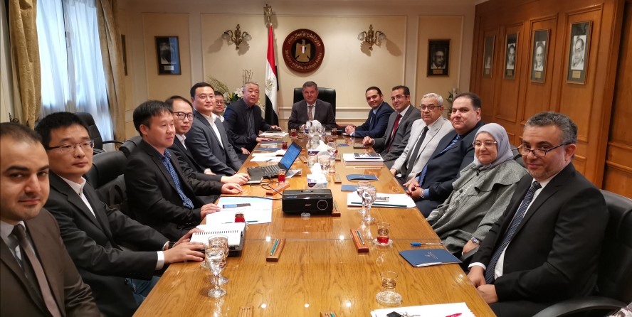 وزير قطاع الأعمال يبحث مع شركة صينية آليات إنتاج أول سيارة كهربائية