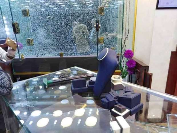 بالصور.. مجهودات امنية مكثفة لضبط المتهمين بالسطو المسلح على محل مجوهرات الطويل
