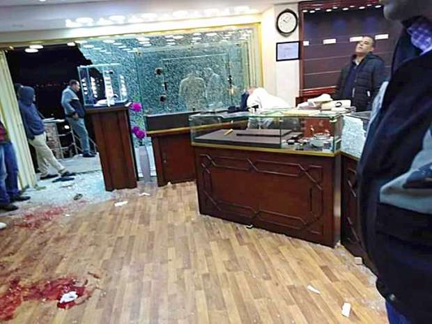 بالصور.. مجهودات امنية مكثفة لضبط المتهمين بالسطو المسلح على محل مجوهرات الطويل

