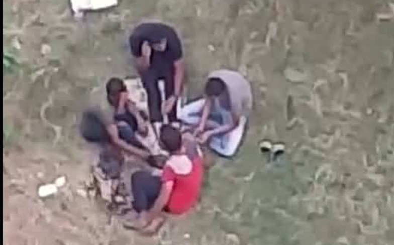 بالفيديو والصور.. شباب يتعاطون المخدرات على رؤوس الأشهاد بجسر السويس 
