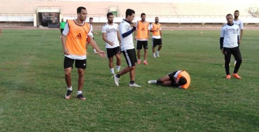 إشتباكات بالأيدي بين لاعبي كهرباء طلخا وميجا سبورت عقب نهاية المباراة 
