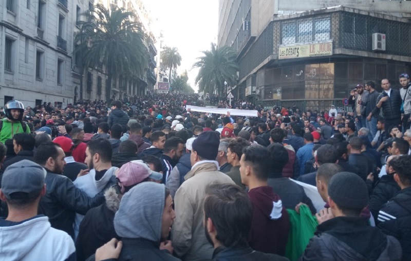 فيديو وصور .. منع آلاف الجزائريين من الوصول لقصر الرئاسة 