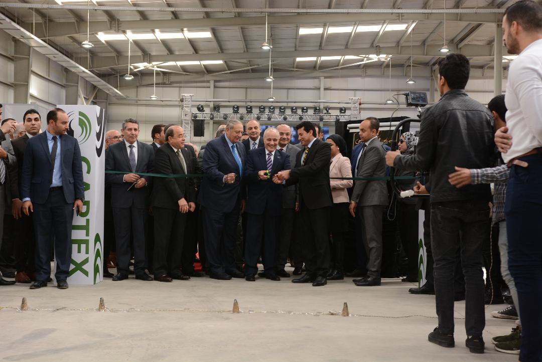 بطاقة إنتاجية 2.7 مليون متر مربع.. وزير الإنتاج الحربي والرياضة يفتتحان مصنع للنجيل الصناعي