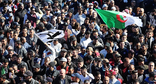 وزير جزائري يحذر من بحر دماء إذا لم تفهم السلطة إشارات الشعب وتستجيب لمطالبه