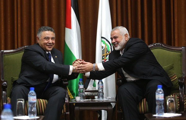 اسرائيل تقدم تسهيلات لتعزيز دولة حماس فيم تتمسك مصر بالوحدة وتبحث عن دور سعودي بديلا عن القطري