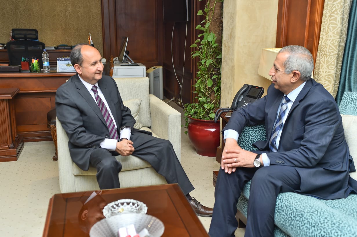 وزير التجارة يبحث مع رئيس أكاديمية النقل البحرى لتعزيز التعاون المشترك