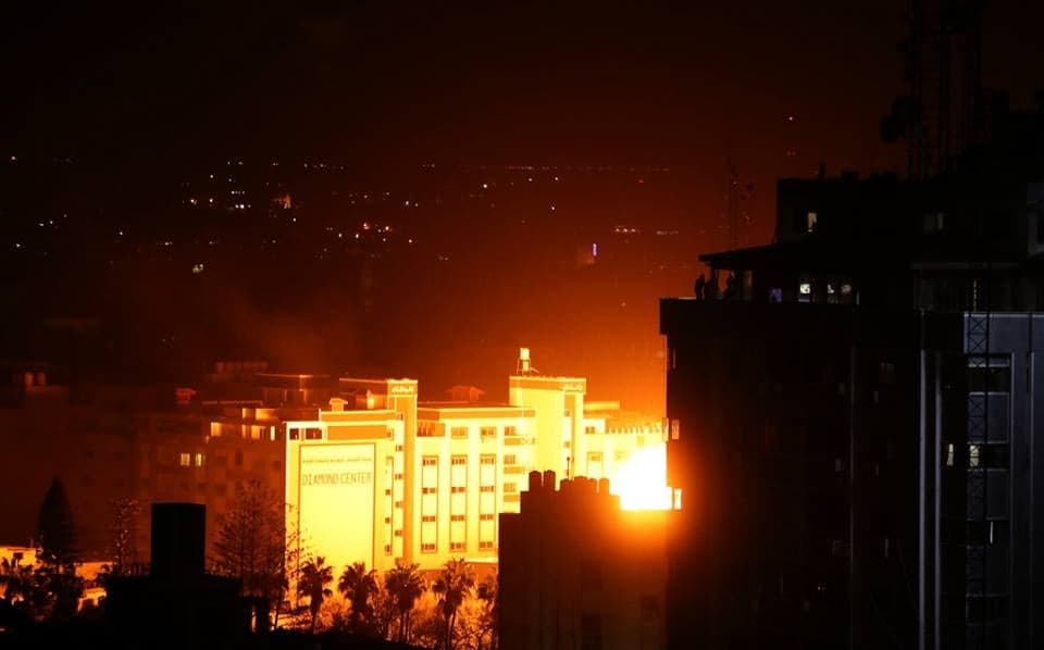 قطاع غزة تحت القصف وانتظار لوساطة مصرية توقف العدوان قبل الرد 