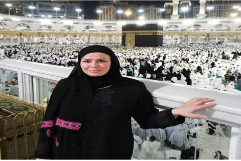 مرتدية 