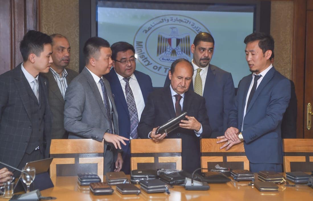وزير الصناعة يبحث مع وفد لشركات جلود صينية ضخ استثمارات بالروبيكي